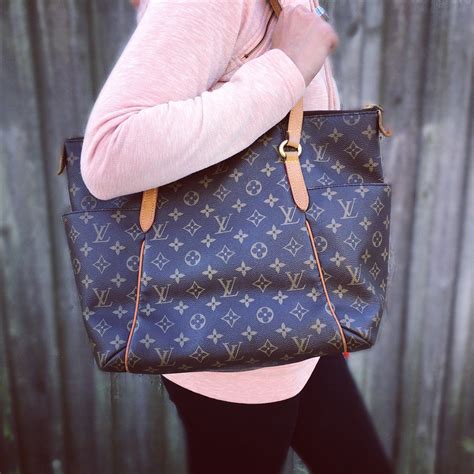 louis vuitton totally mm monogram.